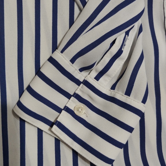 Express button up Blouse - Picture 4 of 5